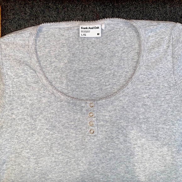 Frank and Oak cropped gray T-shirt with scoop neck and snap front - Picture 1 of 5